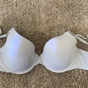 Victoria’s Secret White T-shirt bra - 32D
